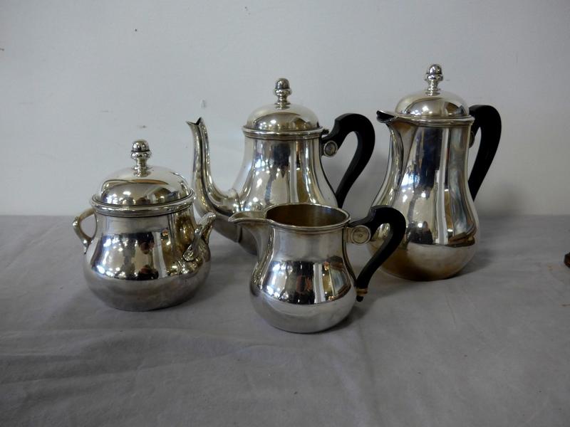 LOT EN METAL ARGENTE comprenant un service...