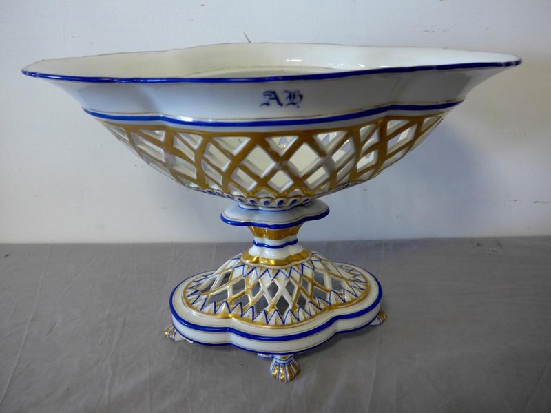 GRANDE COUPE sur piédouche en porcelaine...