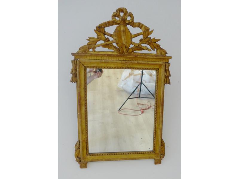 MIROIR A FRONTON en bois et stuc doré, à...