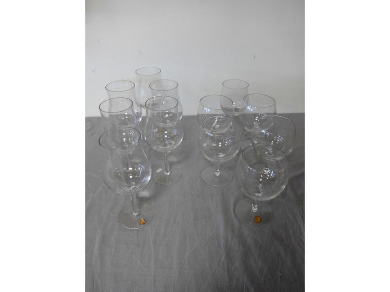 SERVICE DE VERRES à pieds en cristal de Bohème...
