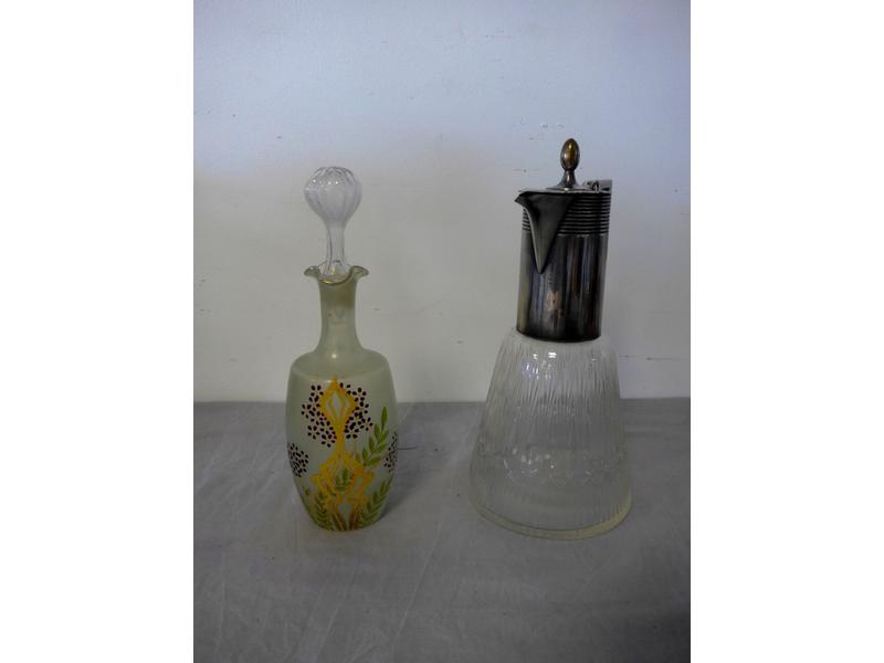 DEUX CARAFES, UNE en verre taillé et métal...