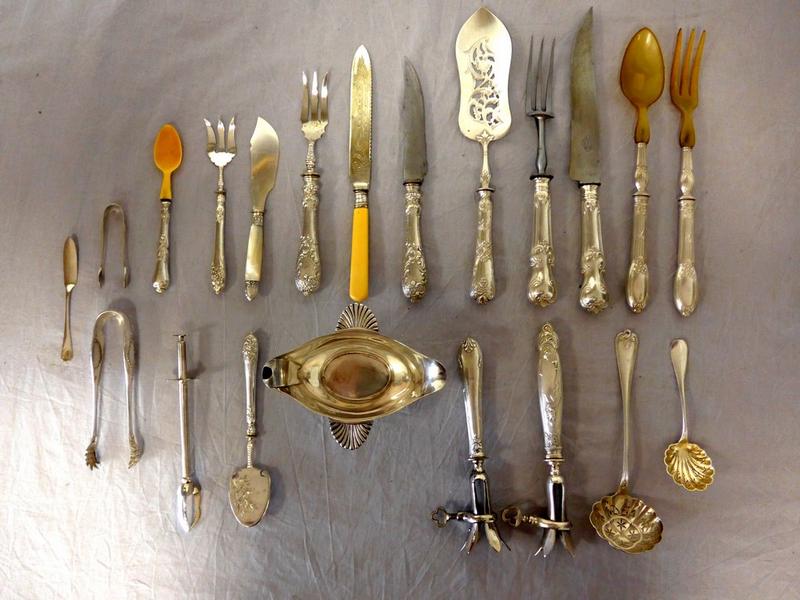 LOT DE COUVERTS DE SERVICE EN METAL ARGENTE,...