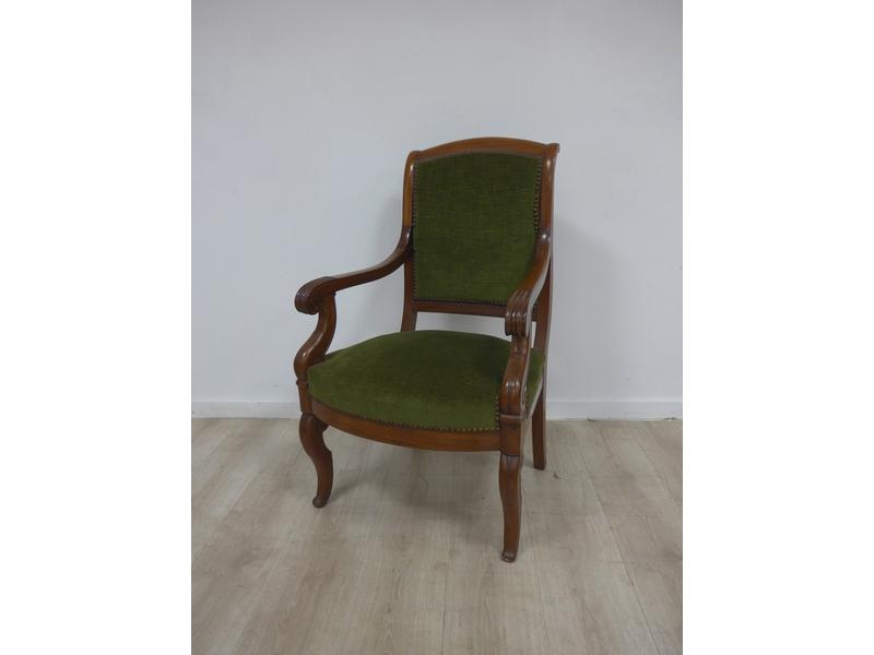 FAUTEUIL à dossier droit légèrement renversé...