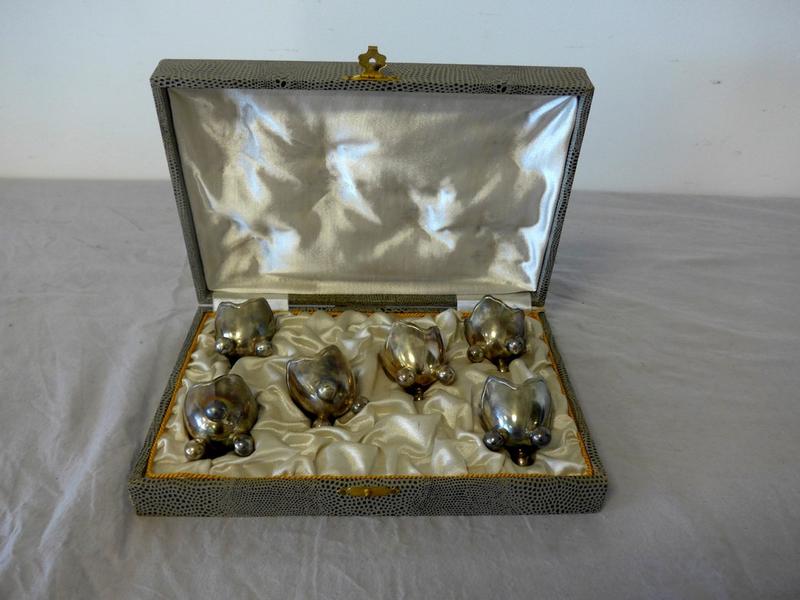SUITE DE SIX COQUETIERS en métal argenté...