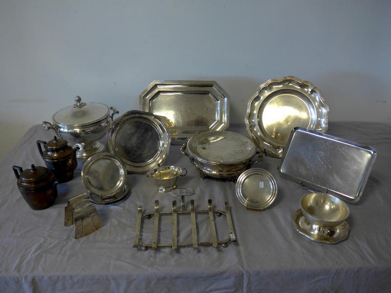 IMPORTANT LOT en métal argenté : SOUPIERE...