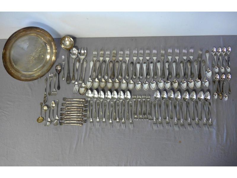 IMPORTANT LOT EN METAL ARGENTE (113 pièces)...