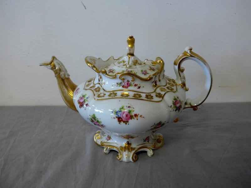 THEIERE en porcelaine de forme chantournée...