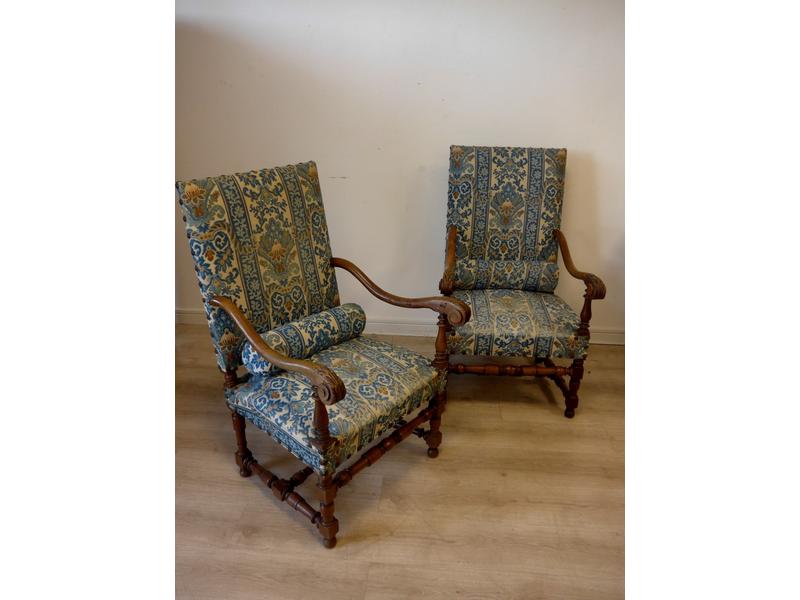 PAIRE DE FAUTEUILS en noyer sculpté, accotoirs...
