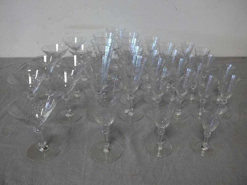 SERVICE DE VERRES A PIEDS en cristal taillé...