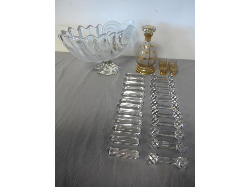 GRANDE COUPE sur piédouche en verre moulé...