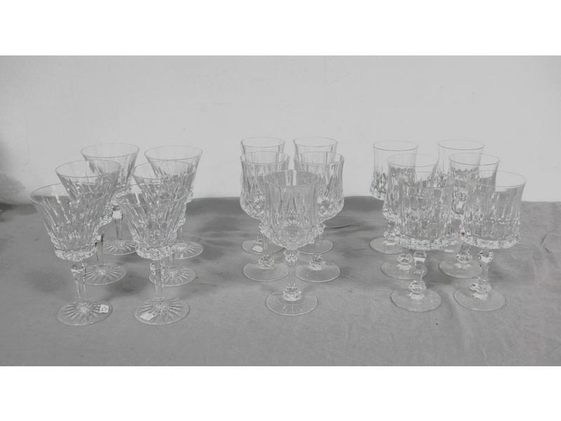 SIX GRANDS VERRES sur pieds en cristal taillé...