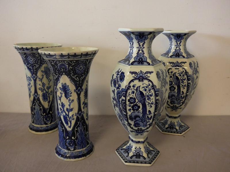 DEUX PAIRES DE VASES en faïence modèle DELFT,...