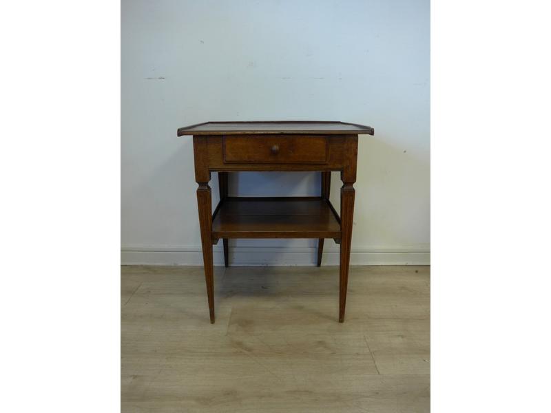 TABLE DE CHEVET rectangulaire en chêne ouvrant...