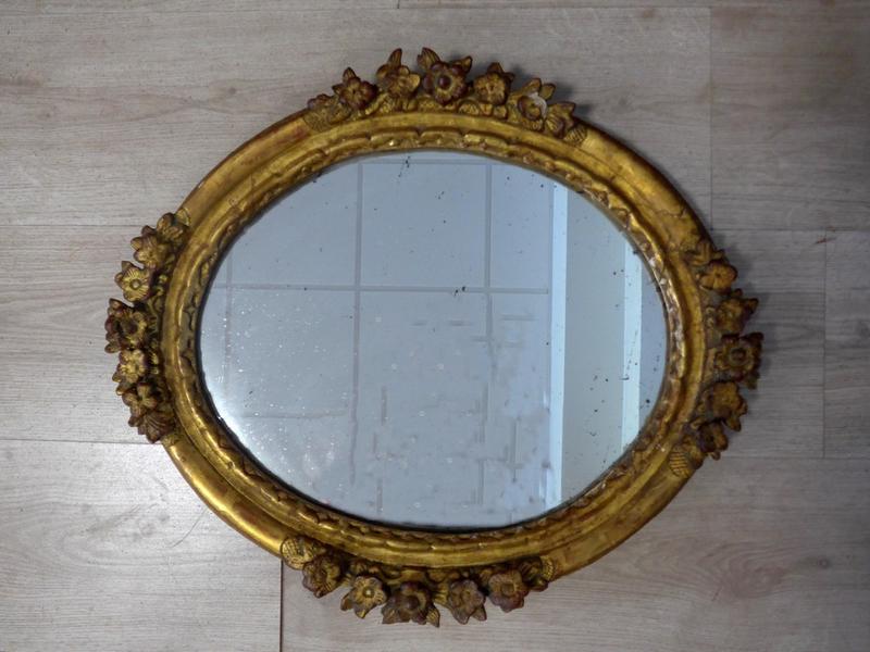 MIROIR OVALE dans un cadre en bois et stuc...