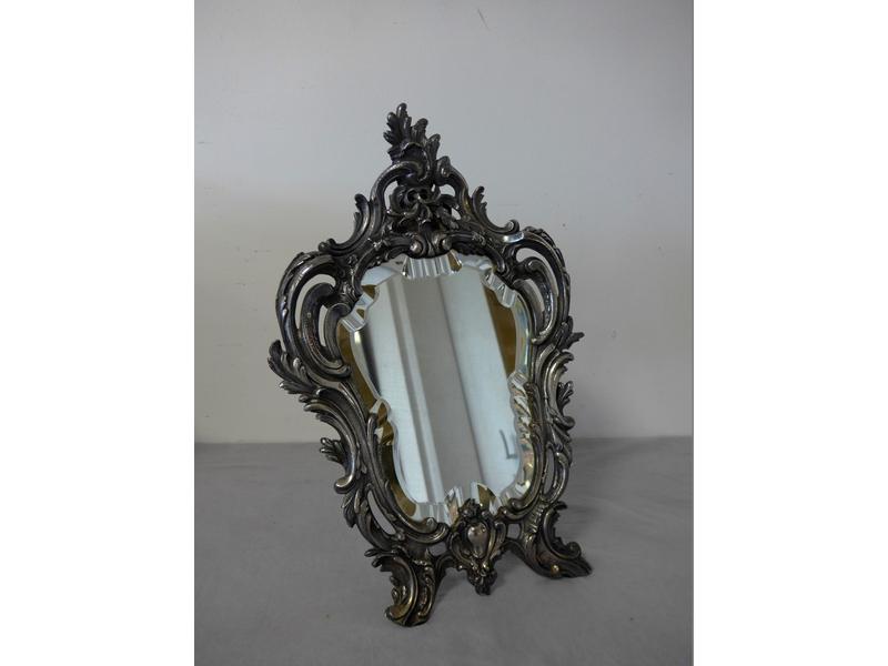MIROIR DE TABLE en bronze argenté à décor...