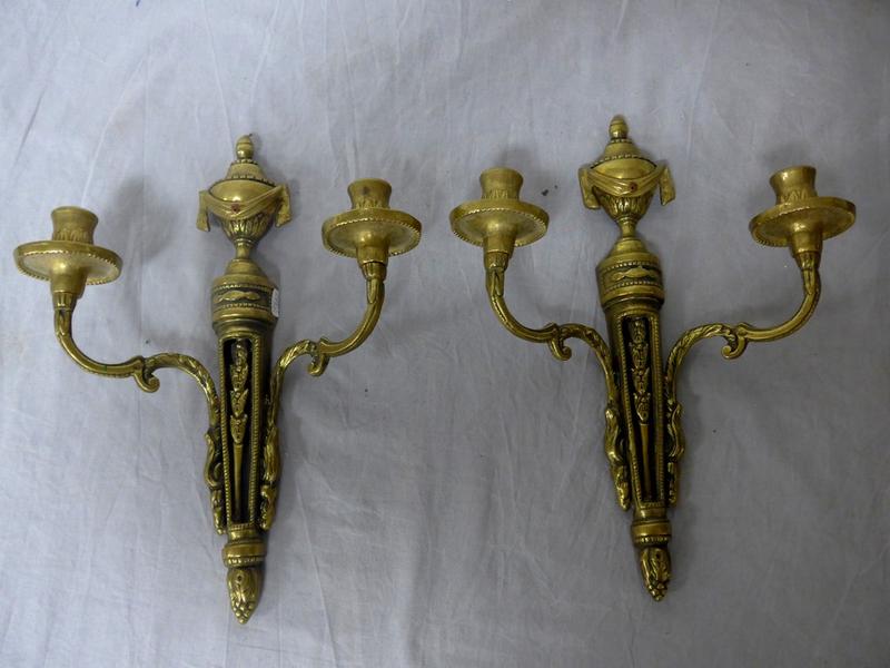 PAIRE D'APPLIQUES à deux lumières en bronze,...