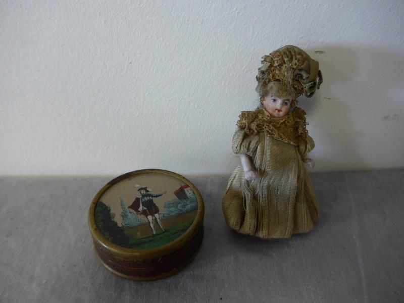 PETITE BOITE RONDE fixée sous verre à décor...