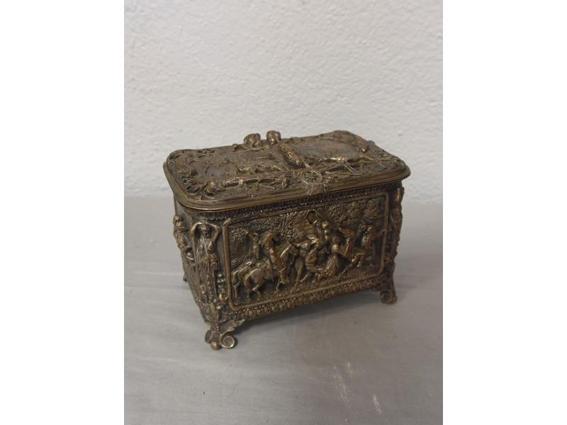 PETITE BOÎTE A BIJOUX en métal à décor toutes...