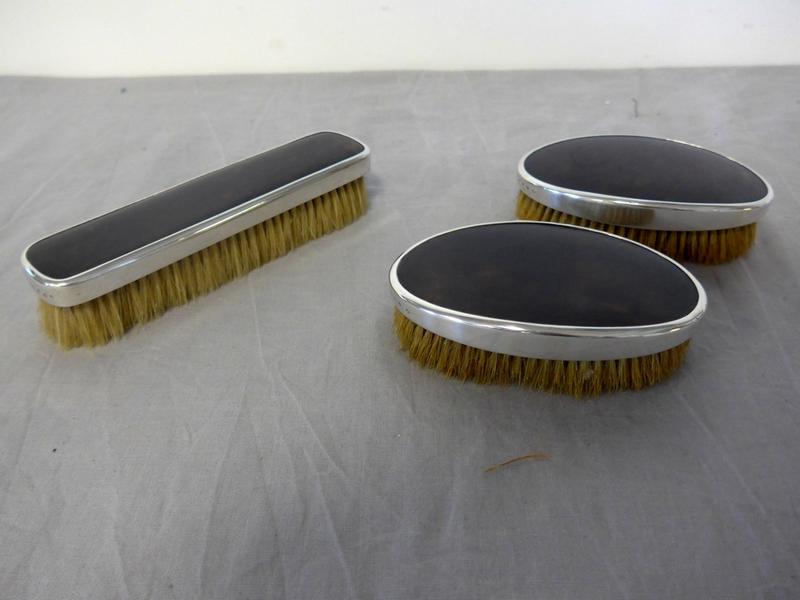 NECESSAIRE DE TROIS BROSSES à monture en...
