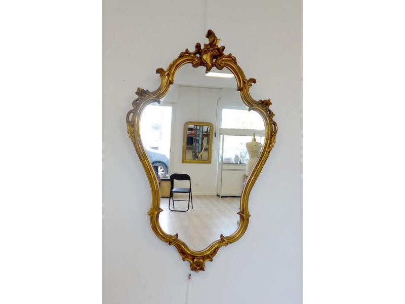 MIROIR chantourné en bois doré à petit fronton...