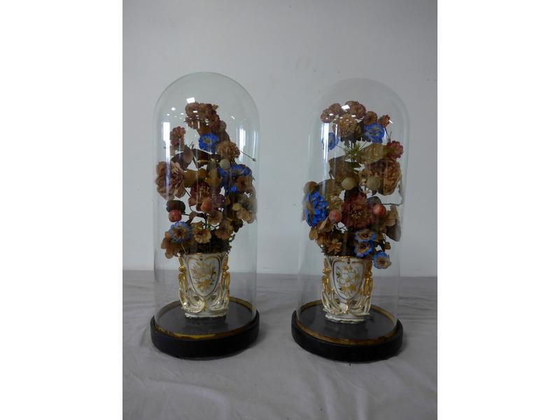 PAIRE DE VASES DE MARIEE SOUS GLOBE en porcelaine...