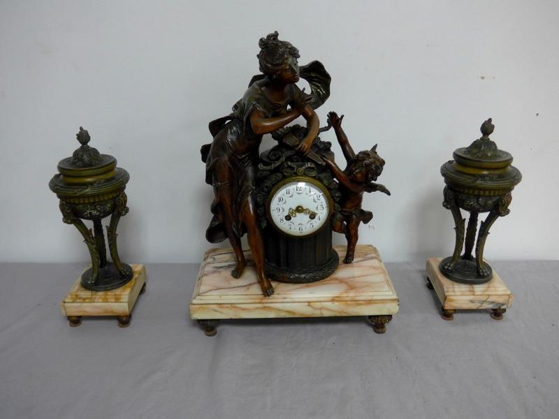 GARNITURE DE CHEMINEE en régule patinée,...