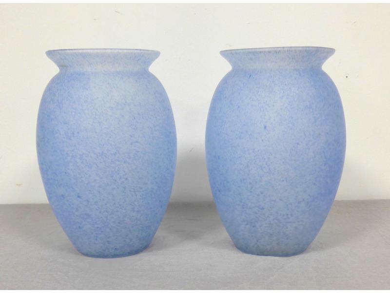 PAIRE DE VASES ovoïdes à col, en verre soufflé...