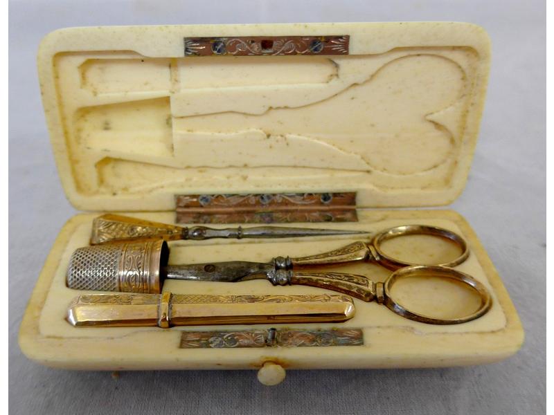 PETIT NECESSAIRE A COUDRE en vermeil et métal...