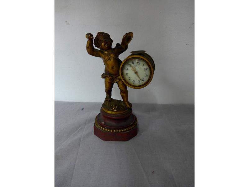 PETITE HORLOGE en bronze à patine dorée figurant...