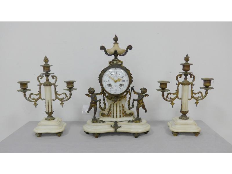 GARNITURE DE CHEMINEE en marbre blanc et...