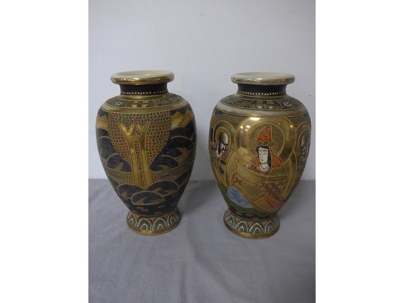 PAIRE DE VASES de forme balustre en faïence...
