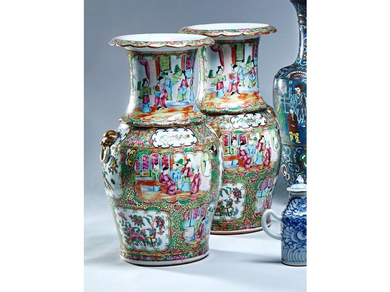 PAIRE DE VASES balustre en porcelaine émaillée...