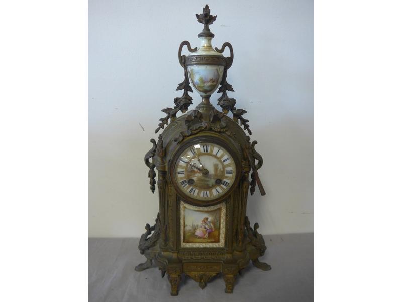PENDULE borne en bronze et porcelaine, à...