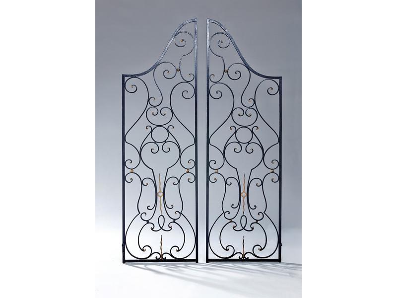 PAIRE DE GRILLES en fer forgé, à décor d...