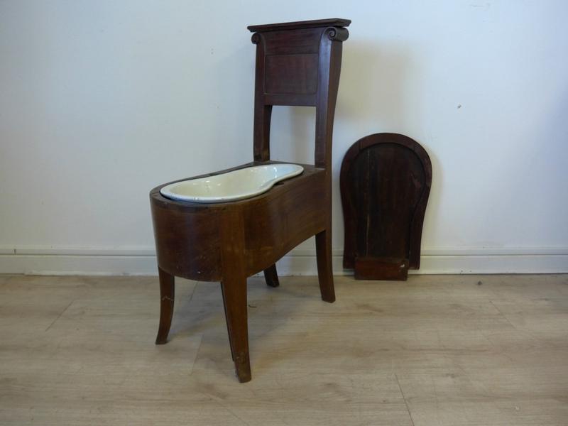 CHAISE DE COMMODITES en acajou et placage...