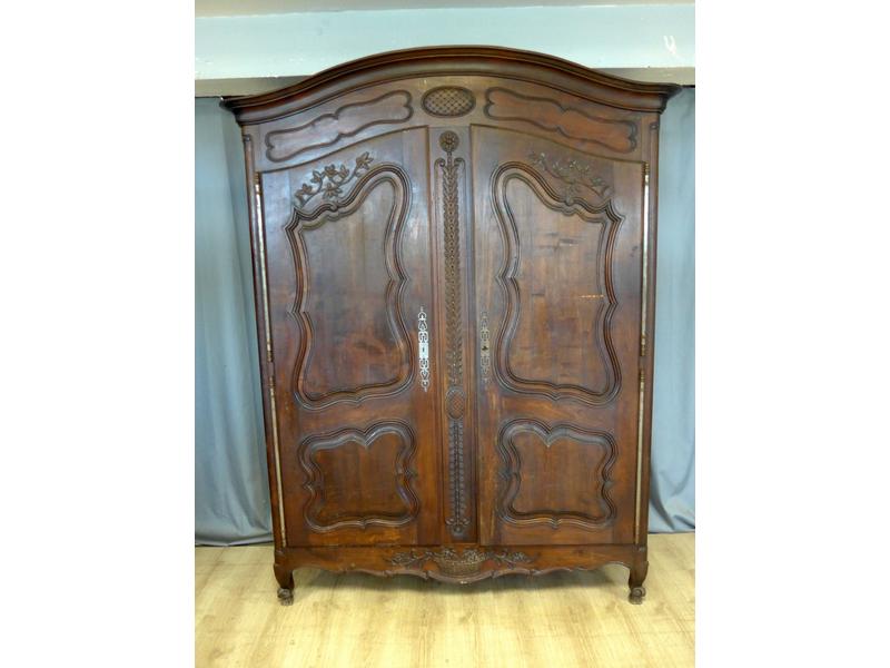 ARMOIRE en chêne à chapeau de gendarme ouvrant...