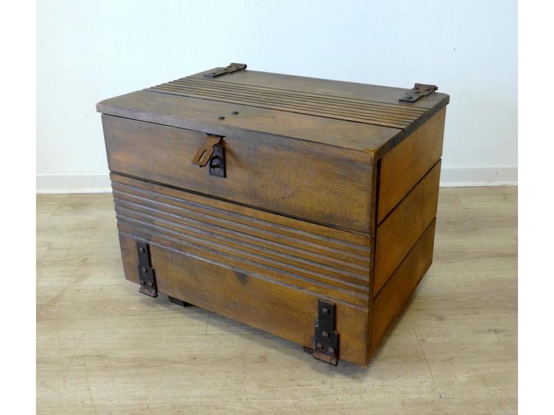 PETIT COFFRE rectangulaire formant bar, ouvrant...