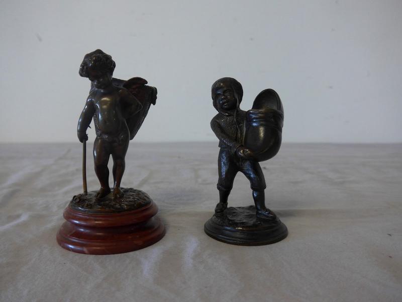 DEUX FIGURINES en bronze patiné, porte-allumettes,...