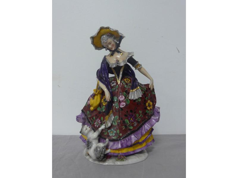 ELEGANTE AU CHAT en porcelaine émaillée polychrome,...