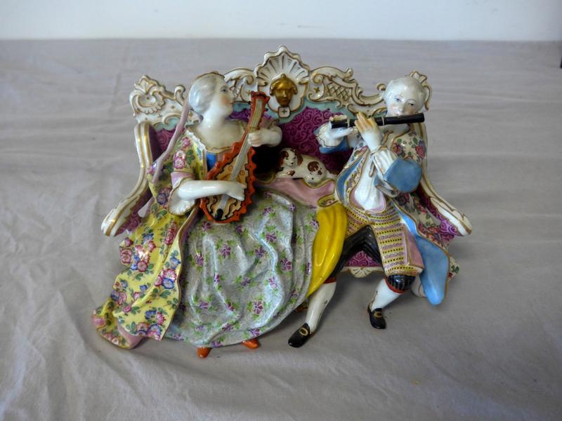 GROUPE en porcelaine émaillée polychrome...