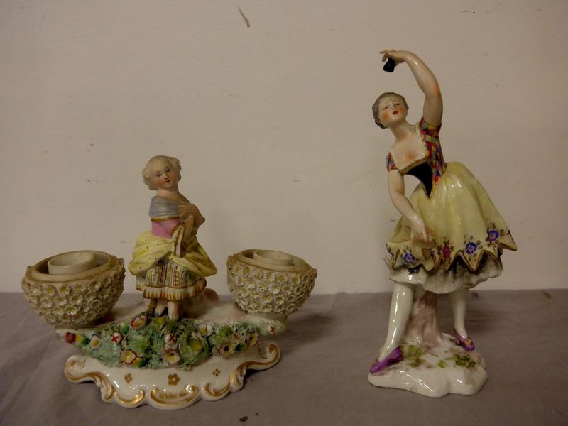 JOUEUSE DE CASTAGNETTES en porcelaine emaillée...