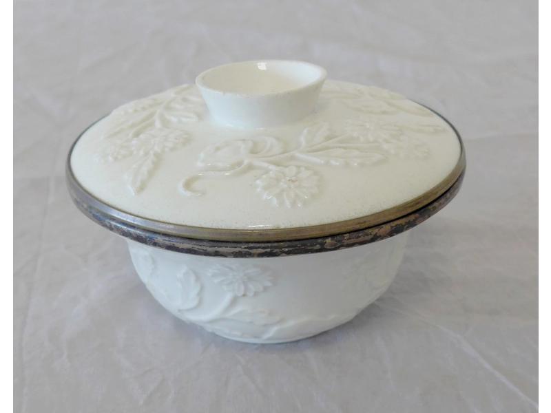 PETIT POT COUVERT en porcelaine blanche dans...