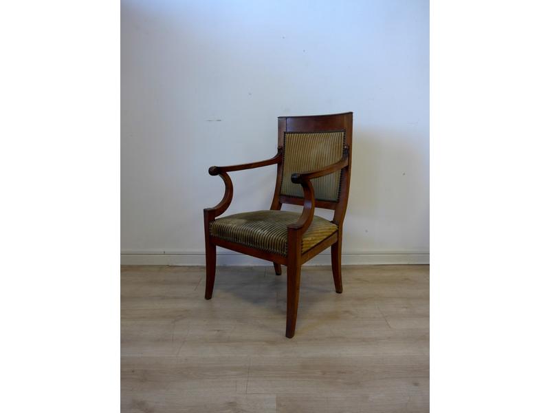 FAUTEUIL à dossier cintré en noyer mouluré...