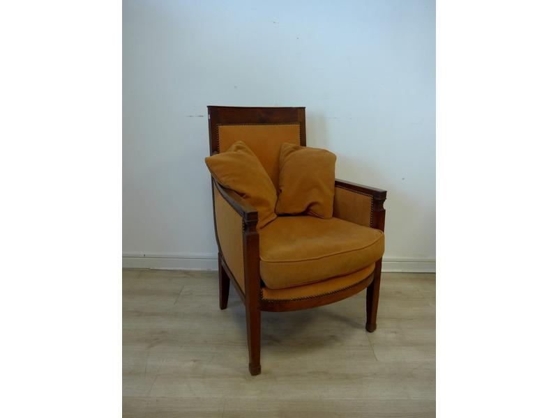 BERGERE à dossier droit en noyer mouluré,...