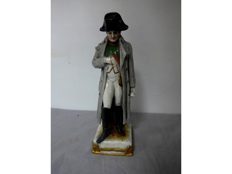 SCULPTURE DE NAPOLEON Ier debout en capote...