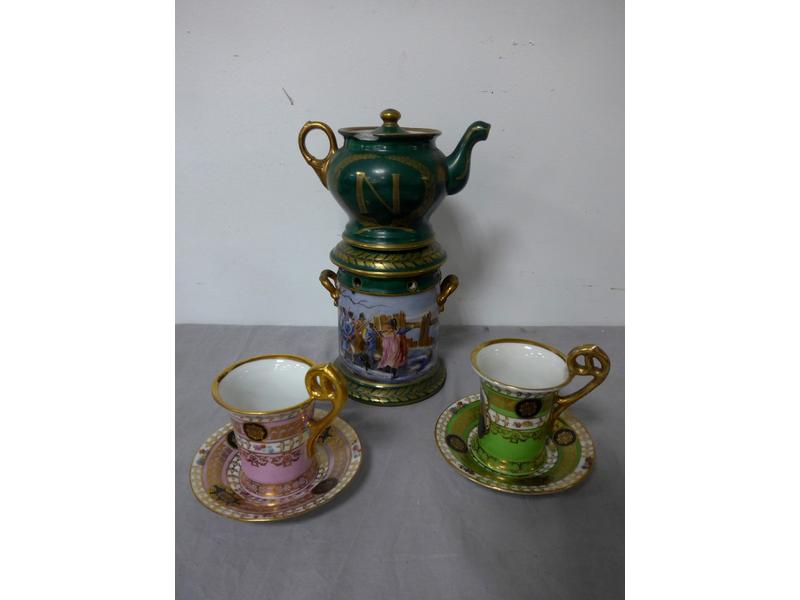 PAIRE DE TASSES ET SOUS-TASSES en porcelaine...