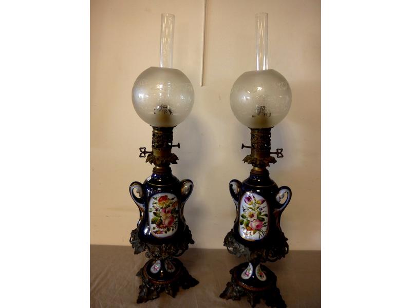 PAIRE DE LAMPES A PETROLE en porcelaine bleue...