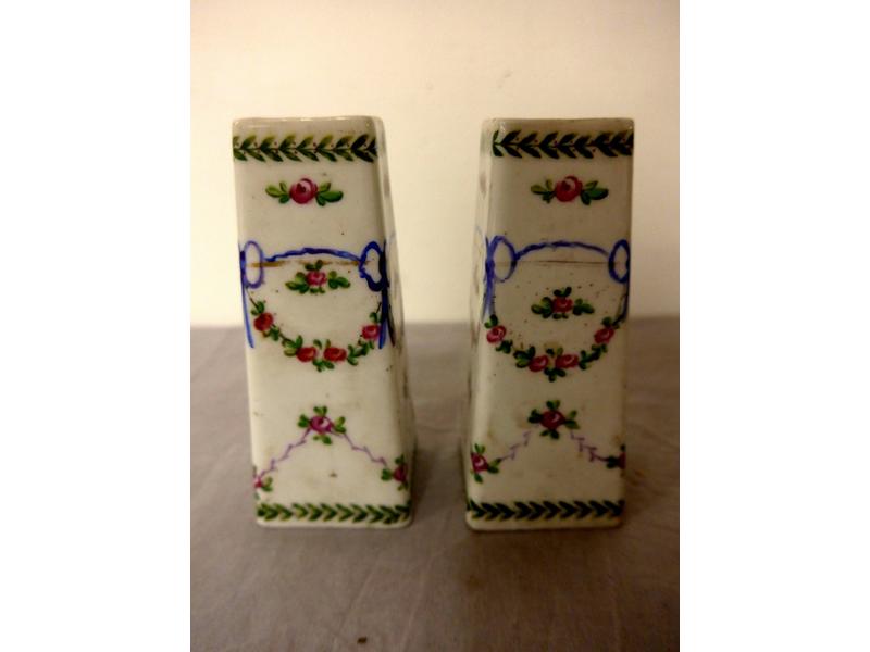 PAIRE DE PETITS VASES, tronc conique, en...