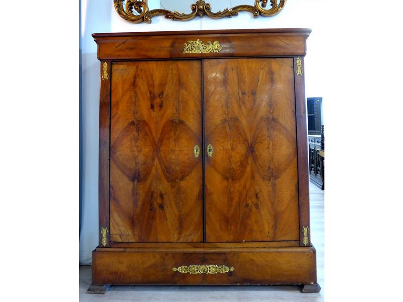 ARMOIRE BASSE en noyer, acajou et placage...