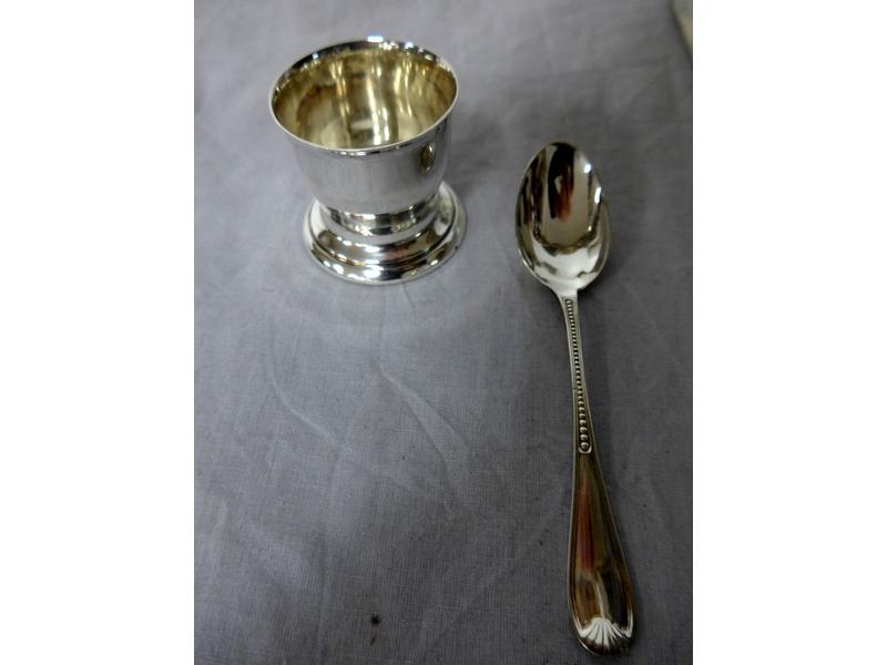 COQUETIER ET SA CUILLERE en argent, dans...